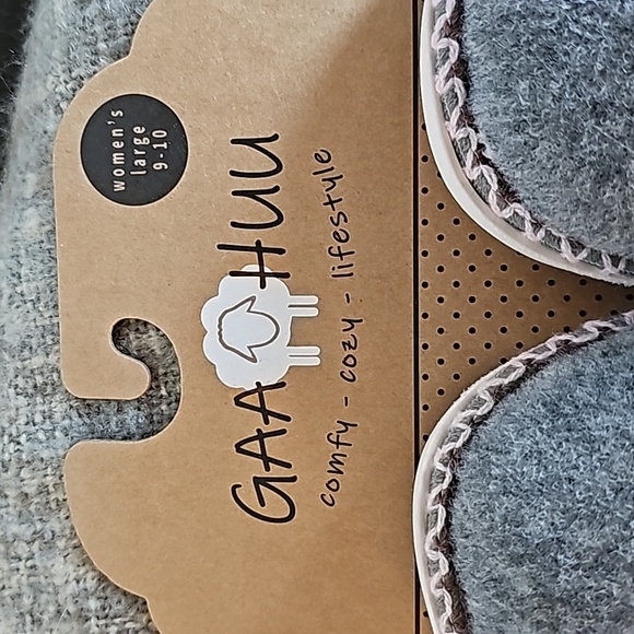 Slippers - Picture 2 of 4